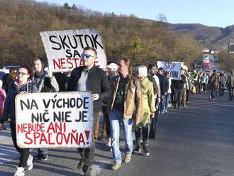 Pre nesúhlas s výstavbou splyňovacej elektrárne zablokovali pri obci Lipovník premávku