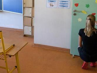 Učitelia prišli do škôl v čiernom, Lubyová chce zlepšiť ich ochranu