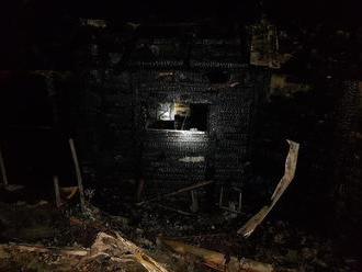 Hasiči majú za sebou rušnú noc: Zasahovali pri požiari rekreačnej chaty, škody sú veľké