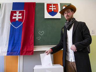 Prezidentské voľby v Bratislave sú zatiaľ pokojné: Účasť je zatiaľ vyššia