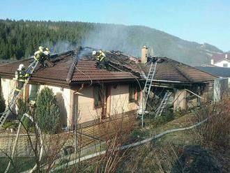 FOTO Dráma v Žiline: Novostavba sa ocitla v plameňoch, okamžitý zásah hasičov