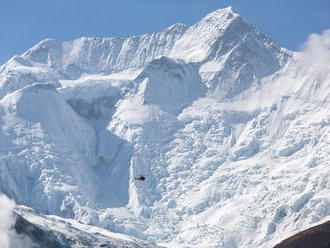 Švajčiarske Alpy zasiahla lavína: Štyria ľudia sú nezvestní, záchranári v akcii