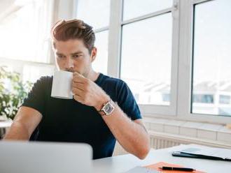 Patrí pitie kávy k vašim každodenným rituálom v práci? Po tomto zistení vás zrejme napne