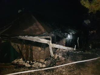 Foto: Hasiči zasahovali pri požiari chaty v obci Habura, oheň sa rýchlo šíril