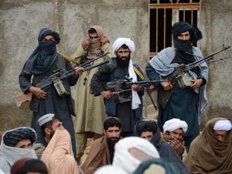 Útok Talibanu na armádne stanovište si vyžiadal desiatky mŕtvych vojakov a policajtov