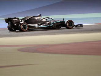 Lewis Hamilton ovládol Veľkú cenu Bahrajnu, smoliara Leclerca zradila technika