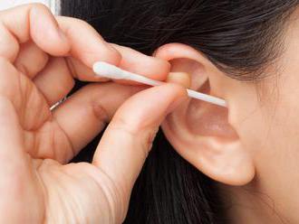 Lekári neodporúčajú na čistenie uší vatové tyčinky. Aké riziká hrozia ich používaním?