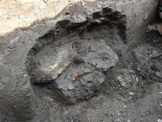 Pri záchrannom archeologickom výskume v Rimavskej Sobote odkryli 17 žiarových hrobov