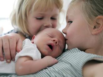 Roztomilé FOTO: Deti sa prvý krát stretnú s novým súrodencom