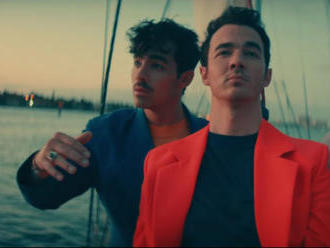 VIDEO: Jonas Brothers nabízí k primitivní vytleskávačce 