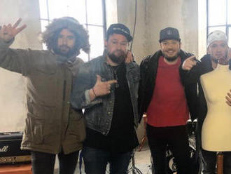 Členové kapely UDG v novém videoklipu veřejně přiznávají nevěru