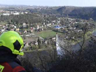 Nedaleko Prahy hoří les ve skalách nad Vltavou, nejezdily vlaky