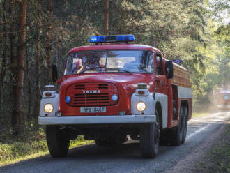 Hasiči celou noc kontrolovali místo požáru lesa na severu Plzně