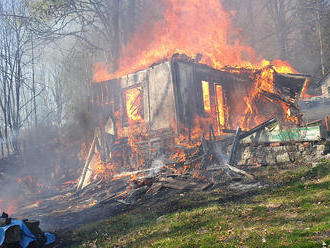 V Tisové likviduje šest hasičských jednotek požár chaty a lesního porostu. Vyhlášen byl druhý…