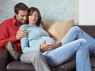 V tehotenstve môžu pribrať aj budúci oteckovia. Prečo je to tak?