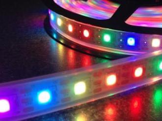 Dekoračný farebný LED pás dlhý 5 metrov, na zadnej strane so samolepiacou vrstvou.