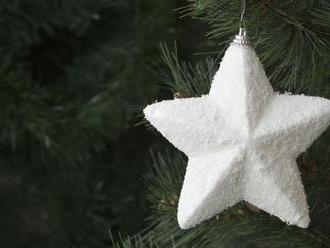 Zasnežená hviezda  2 ks/balenie. Vianočná ozdoba, ktorá sa dá použiť aj na stromček.