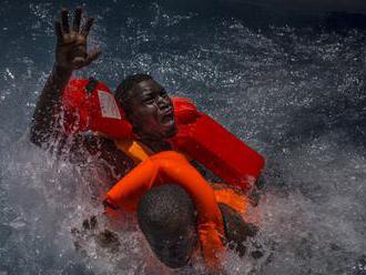 Španielsko povolí člnu zachraňujúcemu migrantov opustiť prístav