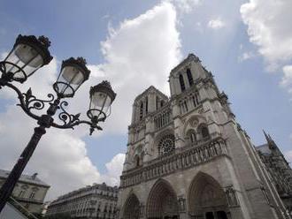 Francúzi chcú, aby parížsku Notre-Dame obnovili do pôvodnej podoby