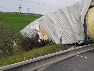 Na 21. kilometru dálnice D8 zasahují hasiči z Ústeckého i Středočeského kraje u nehody kamionu, je…