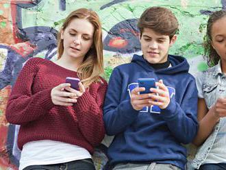 Poslanci neschválili zákon, ktorý by deťom v škole zakazoval používať mobil
