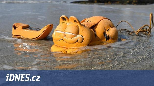 Moře u Bretaně už roky vyplavuje telefony s kocourem Garfieldem