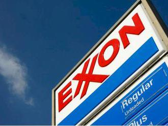 Zisk ropných Exxon Mobil a Chevron kvůli nižším cenám klesl