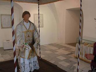 Látky s vůní kadidla. Muzeum v Pelhřimově vystavuje zachráněná obřadní roucha