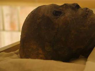 Archeologové otevřeli v přímém přenosu sarkofág nejvyššího egyptského velekněze