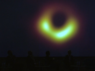 Historický okamžik astronomie: Vědci představili první snímky černé díry
