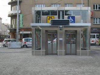 Křižíkova a Jinonice. Dopravní podnik chystá další výtahy do metra