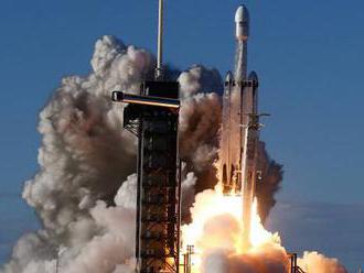 Další úspěch SpaceX. Raketa Falcon Heavy podnikla první komerční let