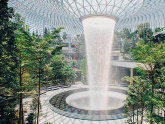 Džungle i obrovský vodopád. Letišti v Singapuru se mění v mýtickou dimenzi