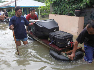 Povodne a zosuvy pôdy na Sumatre zabili viac než 30 ľudí