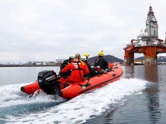 Štyria aktivisti z Greenpeace vyliezli na ropnú plošinu v Nórsku