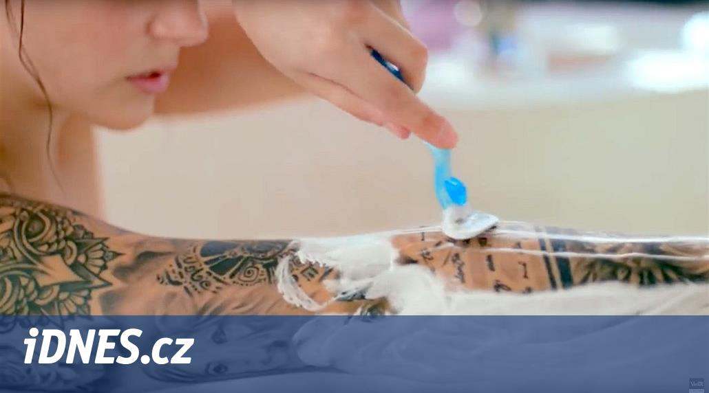 Gillette v reklamě ukázal dívku, která si holí paže. Čelí za to kritice