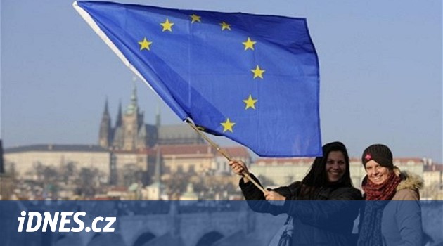 Čechům EU vesměs vyhovuje, „czexit“ by neprošel. Zavedení eura ale také ne