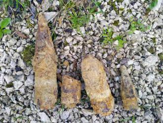 Foto: V obci Orlové našli delostrelecké míny a granáty, pyrotechnici zaistili aj letecké bomby