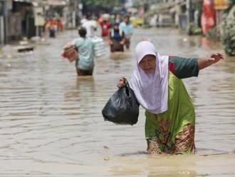 Video: Záplavy v Indonézii zabili desiatky ľudí, tisíce obyvateľov museli opustiť svoje domovy