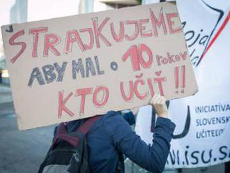 Učitelia žiadajú prepracovanie zákona o pedagógoch, organizujú protest Hodina pred parlamentom