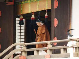 Video: Cisár Akihito vykonáva abdikačné rituály, ktorými sa vzdáva moci