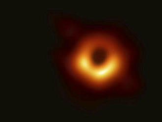 Astronómovia zverejnili prvú reálnu snímku čiernej diery