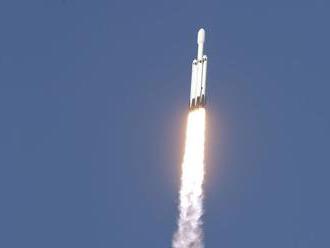 Raketa Falcon Heavy úspešne absolvovala prvý komerčný let