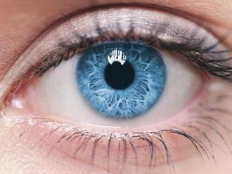 Čo znamenajú zášklby v oku a ako si pomôcť?