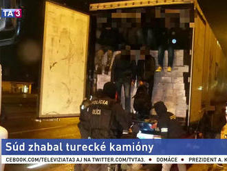 Súd zhabal turecké kamióny, ktoré prevážali migrantov, majiteľ je proti