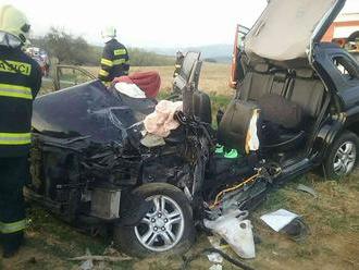 PRÁVE TERAZ Hrozné FOTO z nehody pri Zvolene: Auto vrazilo do stromu, vodička   neprežila