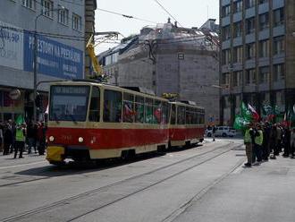 Električkový šok: FOTO Protest fanklubu kotlebovej ĽSNS sa v Bratislave premenil na komédiu