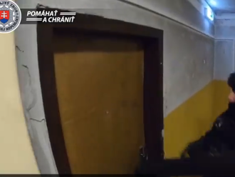Muž sa schovával pred spravodlivosťou: VIDEO Dvere v petržalskom paneláku nakoniec kukláčom neodolal