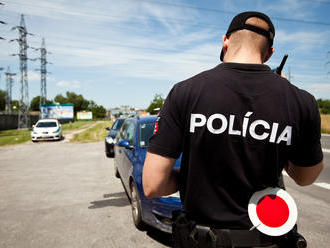 Policajti našli v okrese Žarnovica záhadnú sušinu v aute: Zadržali dvoch mladých ľudí