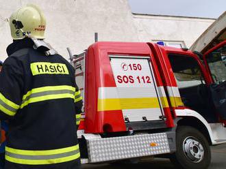 V bratislavskom Ružinove spadol strom na rodinný dom, hasiči v akcii